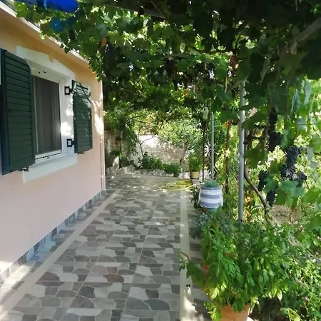 Nefeli Piqeras